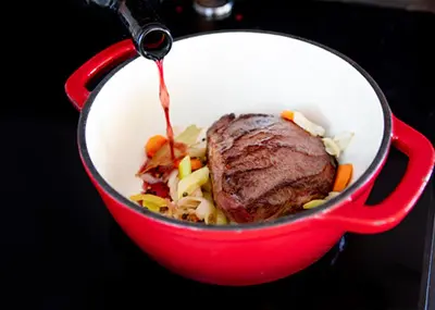 Ragoût fumant de Pied de Mouton servi dans une cocotte en fonte